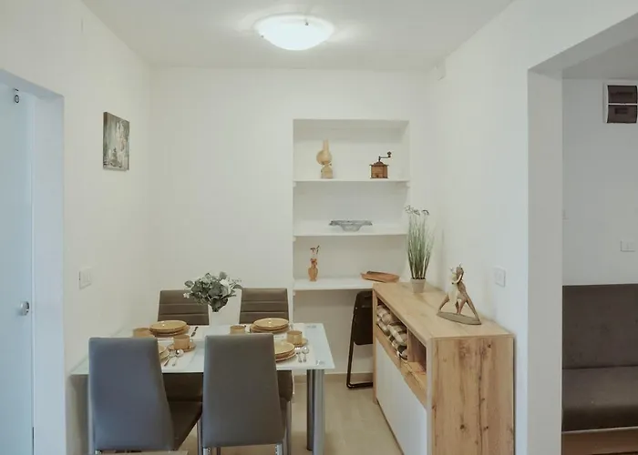 Pr' Stormanu Apartma Kanal